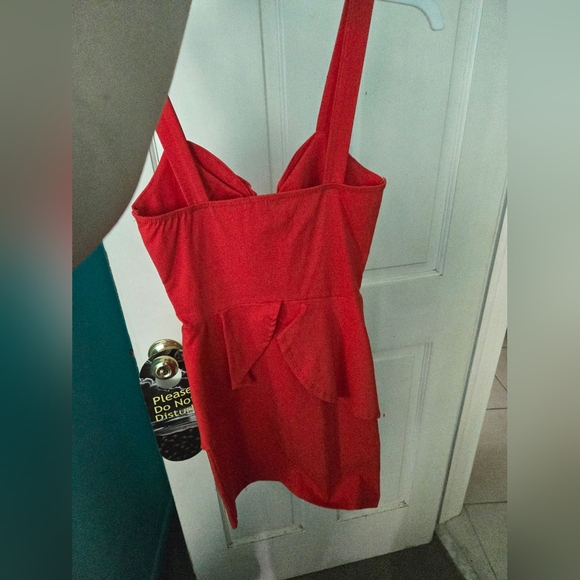 🐘 Charlotte Russe Red Peplum Mini Dress with middle keyhole cutout - Picture 8 of 10